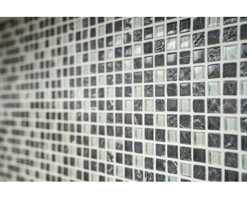 Mosaikfliesenwand mit kleinen quadratischen Fliesen