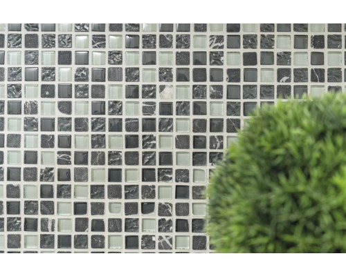 Mosaikfliesenwand mit quadratischen Fliesen