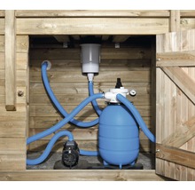 Sandfilteranlage mit Pumpe und Zubehör im Holzschuppen