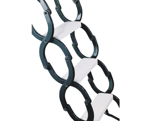 Detailansicht einer Scherentreppe mit weißen Stufen