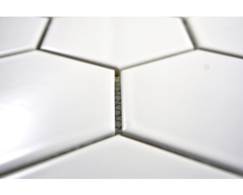 Nahaufnahme von sechseckigen, weißen Fliesen mit Fugen