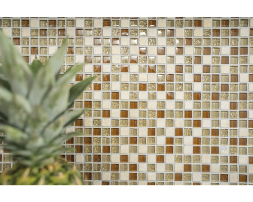 Mosaikfliesenwand mit quadratischen Fliesen und Ananas