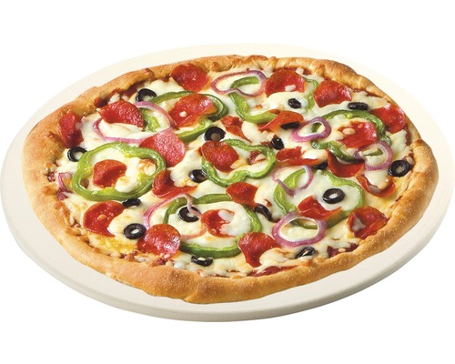 Pizza mit Salami, Paprika, Zwiebeln und Oliven auf Pizzastein