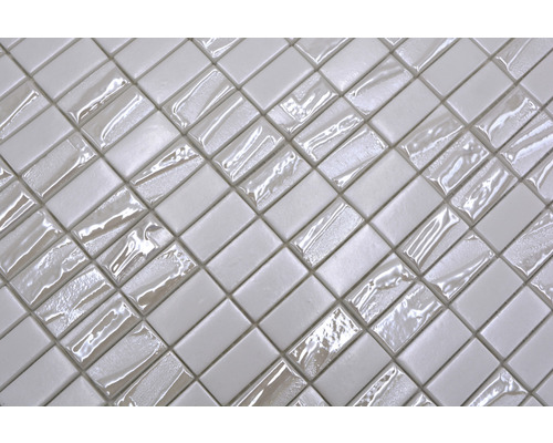 Detailaufnahme einer rechteckigen Mosaikfliese