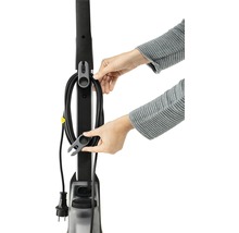 Detailaufnahme einer Person, die das Kabel eines Hartbodenreinigers ordentlich verstaut