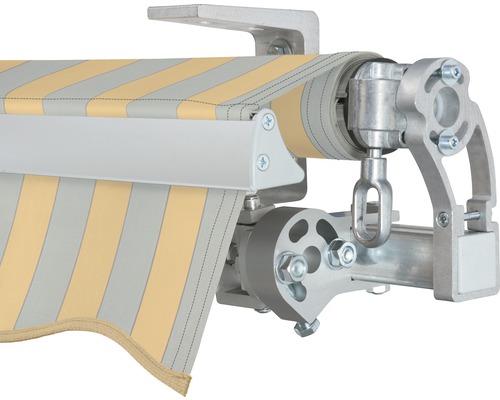 Detailansicht einer Markise mit gestreiftem Stoff und silberfarbenen Aluminiumkomponenten