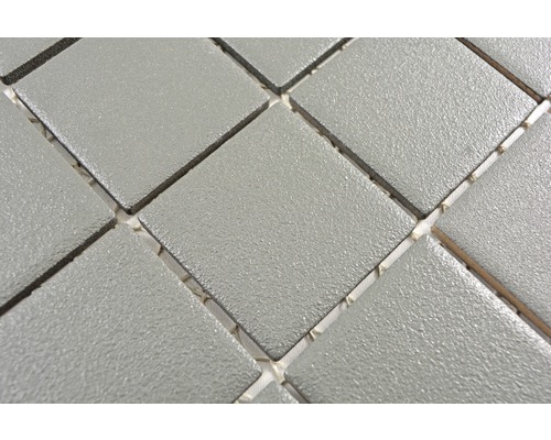 Nahaufnahme von grauen Mosaikfliesen
