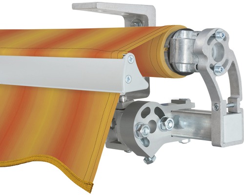 Detailansicht einer Markise mit Metallgestell und gestreiftem Stoff