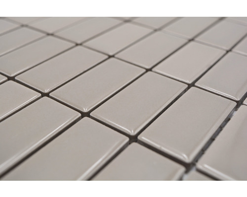 Rechteckige Fliesen aus Keramik im Mosaikmuster