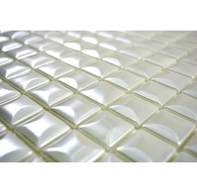 Quadratische Mosaikfliesen aus Glas im Detail