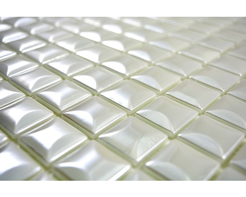 Quadratische Mosaikfliesen aus Glas im Detail