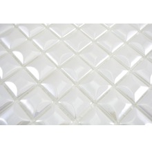 Detailaufnahme von weißen Mosaikfliesen mit quadratischem Muster