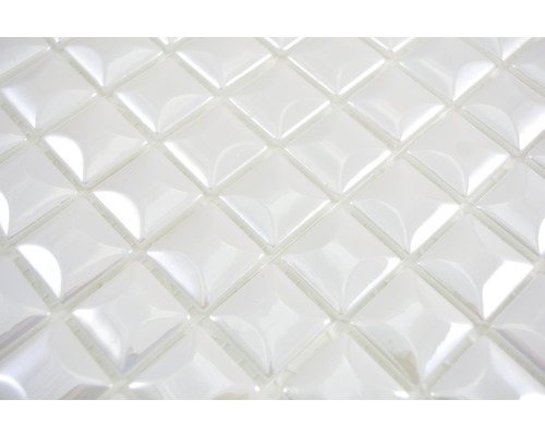 Detailaufnahme von weißen Mosaikfliesen mit quadratischem Muster