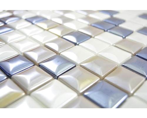 Nahaufnahme von Mosaikfliesen mit quadratischem Muster