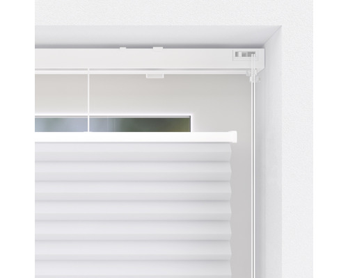 Detailansicht einer weißen Plisseejalousie am Fenster