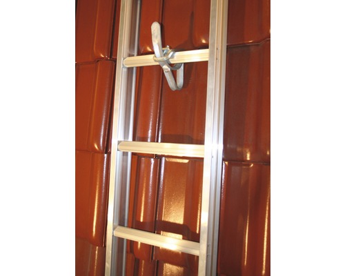 Dachleiter mit Einhängevorrichtung auf einem Ziegeldach