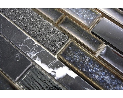 Mosaikfliesen in verschiedenen Texturen, einschließlich Marmor und Glas