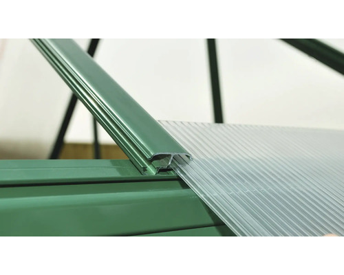 Detailaufnahme einer Gewächshauskonstruktion mit Polycarbonatplatten