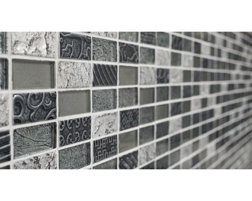 Mosaikfliesen mit unterschiedlichen Oberflächenstrukturen