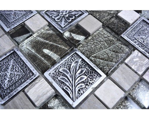 Mosaikfliesen mit Glas-, Stein- und Metallelementen
