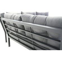 Rückseite eines grauen Outdoor-Sofas mit Metallrahmen und Polsterkissen.