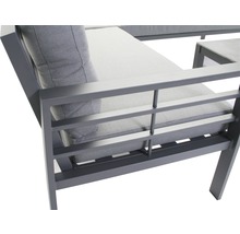 Detailansicht eines Gartensofas mit Aluminiumrahmen und grauen Kissen