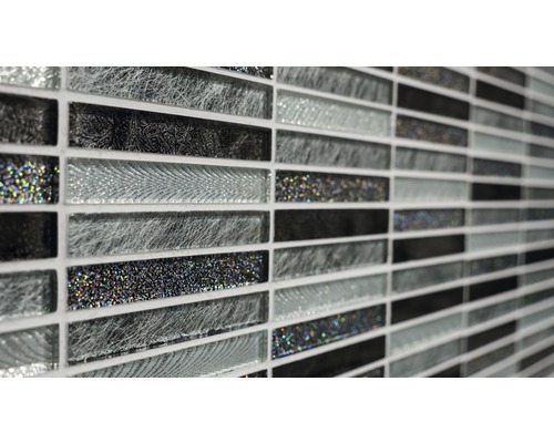 Nahaufnahme einer Mosaikfliese mit Glasoberfläche in Schwarz- und Grautönen