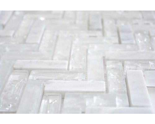 Mosaikfliesen aus Glas und Marmor im Fischgrätmuster