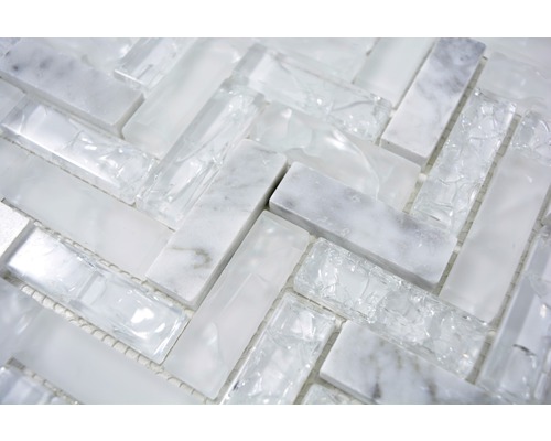 Mosaikfliese aus Glas und Marmor im Fischgrätmuster