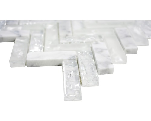 Mosaikfliese aus Marmor und Glas im Fischgrätenmuster