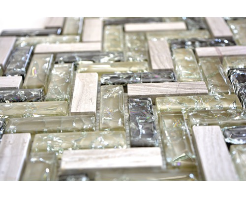 Mosaikfliesen aus Glas und Naturstein in Fischgrätmuster