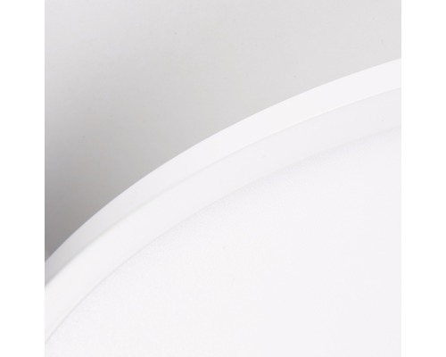 Detailansicht einer weißen Deckenleuchte