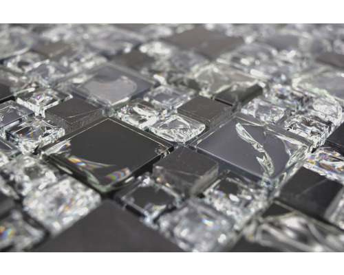 Nahaufnahme von Glasmosaikfliesen mit quadratischen Formen