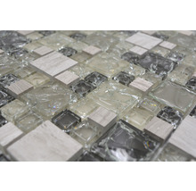 Nahaufnahme von Mosaikfliesen aus Glas und Stein