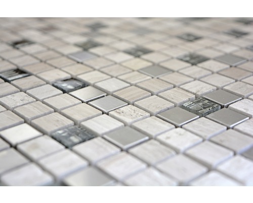 Nahaufnahme von quadratischen Mosaikfliesen aus Marmor, Metall und Glas