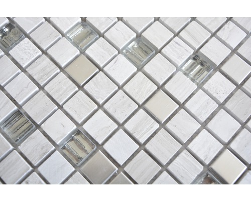 Nahaufnahme von quadratischen Mosaikfliesen aus Marmor und Glas