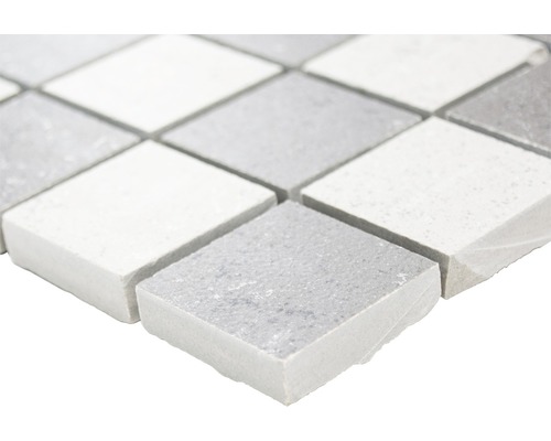 Detailaufnahme einer Mosaikfliese aus Naturstein in quadratischer Form