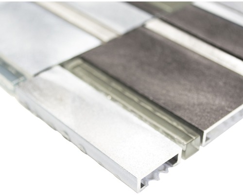 Nahaufnahme einer Mosaikfliese mit Glas- und Aluminiumelementen