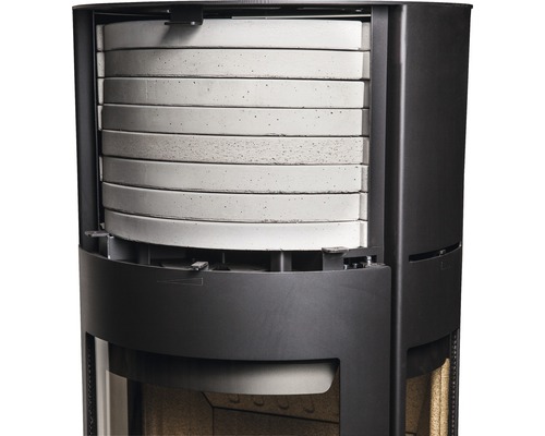 Detailansicht eines Kaminofens mit Wärmespeichersteinen