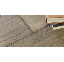 Detailaufnahme von Laminatboden mit Holzoptik und zwei Büchern