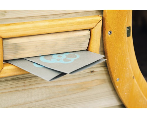 Briefkasten aus Holz mit Briefen