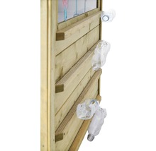 Holzwand mit Wasserbahn und leeren Plastikflaschen