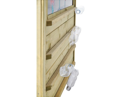 Holzwand mit Wasserbahn und leeren Plastikflaschen