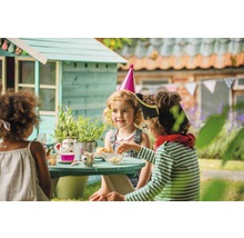 Kinder beim Spielen im Garten mit Spielhaus und Picknicktisch