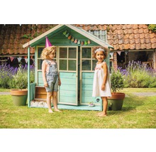 Spielhaus mit zwei Kindern im Garten. Dekoration mit Girlande und Partyhüten.