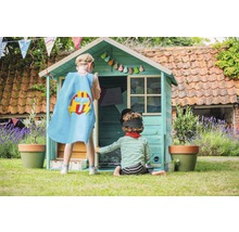 Kinderspielhaus aus Holz mit zwei Kindern im Garten