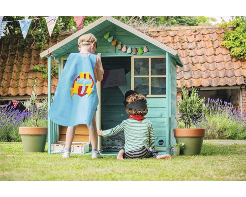 Kinderspielhaus aus Holz mit zwei Kindern im Garten