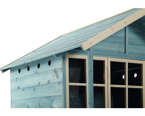 Detailansicht eines Spielhauses aus Holz mit Fenster und Lüftungslöchern