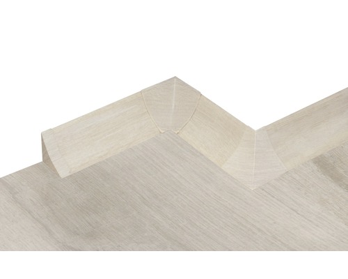 Sockelleiste aus Holz auf Bodenbelag