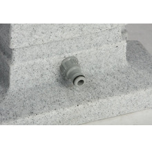 Detailaufnahme eines Wasserhahnanschlusses an einem Wasserreservoir